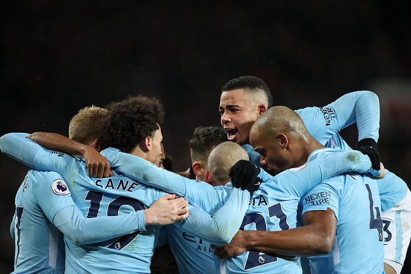 Silva celebrates with his team-mates as Manchester City take the lead during a dominant first-half display at Old Trafford. / Internet photo
