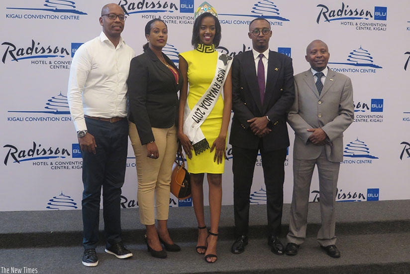 Iradukunda poses for a photo with the representatives of the sponsors. rnPhotos Eddie Nsabimana