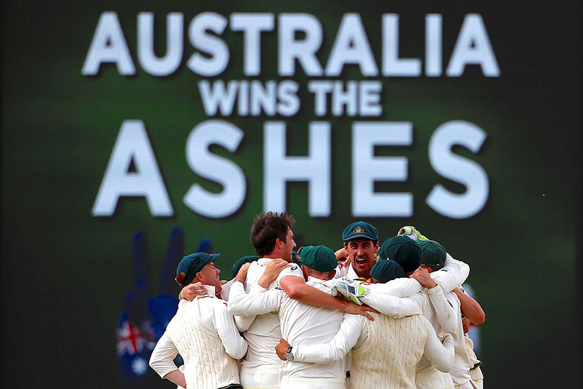 Australia's players celebrate after they regained the Ashes with an innings-and-41-run win over England in the fifth Test. / Net photo