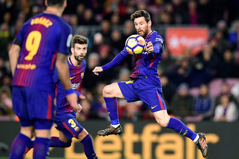 Messi jumps in the air to bring the ball under control on his chest as Suarez and Gerard Pique look on at the Argentine. / Net photo