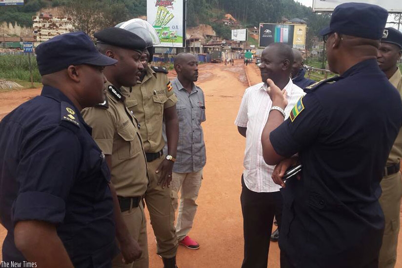 Rwandan police officers with Ugandan counterparts at Gatuna border yesterday. Courtesy.