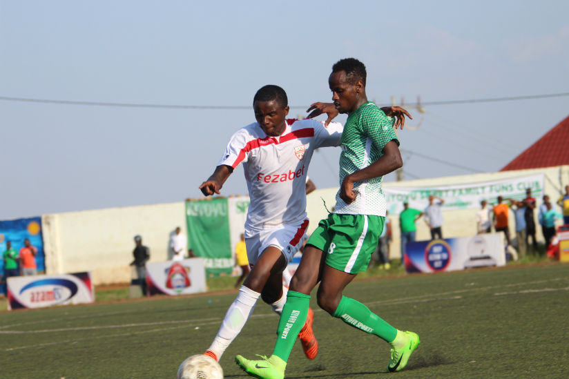 Etincelles player Hakim Tuyisenge battle with SC Kiyovu midifielder Rachid Kalisa. / Courtesy