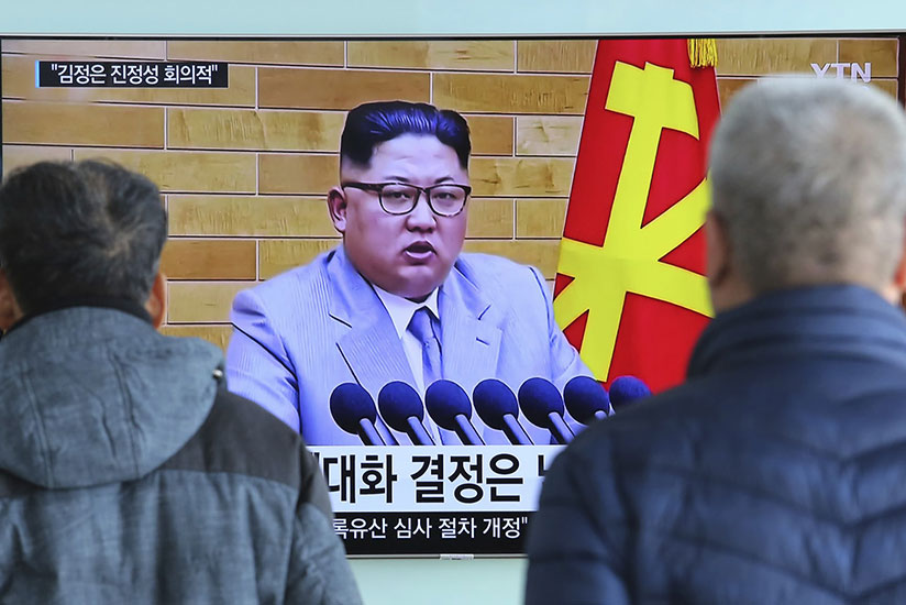 People watch Kim Jong-un's new year speech at Seoul railway station on Wednesday. / Internet photo