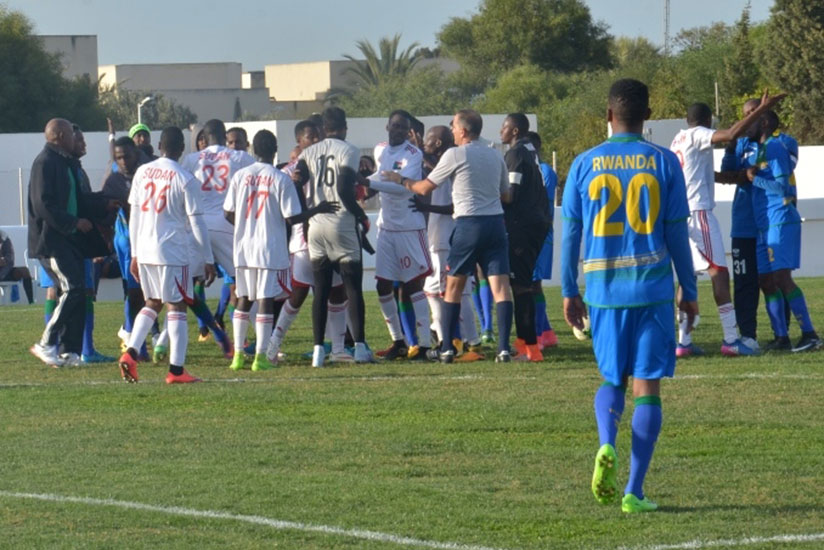 Sudan goalkeeper Elhadi (shirt #16) led his teammates into a fist fight with Amavubi players hence forcing the referee to end the game prematurely. Courtesy