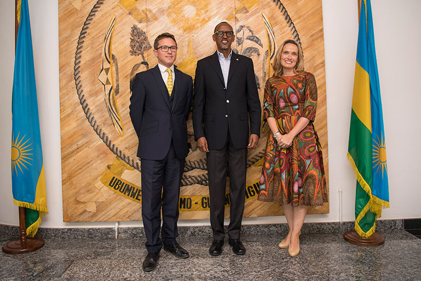 President Kagame with the outgoing UK High Commissioner to Rwanda, William Gelling, and his wife Lucy Gelling, at Village Urugwiro in Kigali yesterday. Courtesy.