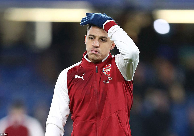 Alexis Sanchez was not included in Arsenal's starting XI and the Chilean wore a glum look on his face during the warm up. / Net photo