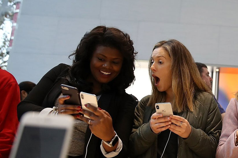 Customers inspect the new iPhone X at an Apple Store in Palo Alto, California last year. / Net photo