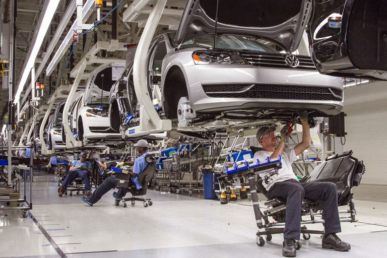 Workers assemble a Passat sedan at a Volkswagen plant. / Net photo