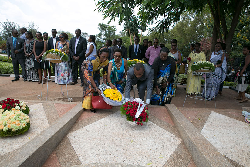 Survivors lay a wreath on the grave of a victim of the 1994 Genocide against the Tutsi at a past commemoration event. / Nadege Imbabazi