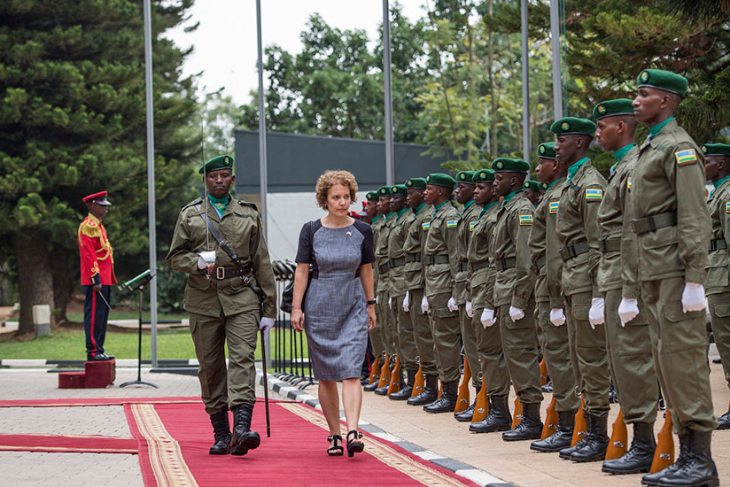 The new British High Commissioner to Rwanda Joanne Lomas inspects a guard of honour as she arrived to present her credentials. / Village Urugwiro
