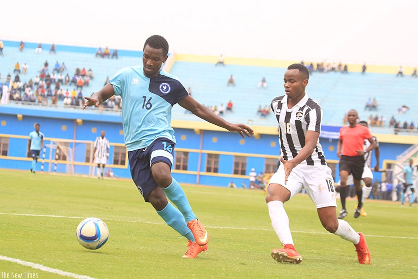 David Nzabanita of Police FC vies for the ball with APRu2019s Buregeya on Saturday at Amahoro National Stadium. Sam Ngendahimana.