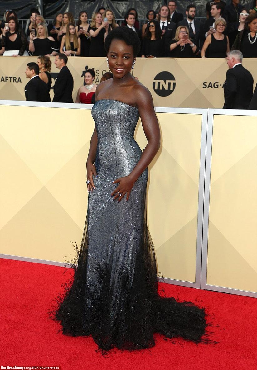 Also choosing a gray toned gown was actress Lupita Nyong'o; her sparkling Ralph & Russo dress had a feathered black hemline; she added Niwaka jewelry. (Net photos)
