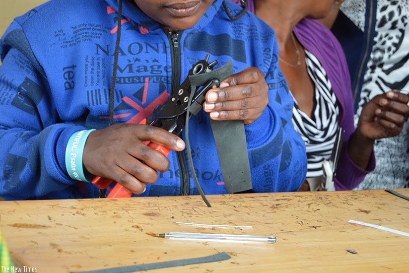 DuHope women making earpins and necklaces (Net photo)