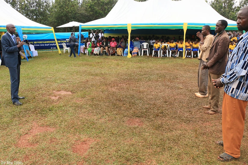 Minister Francis Kaboneka addressing residents of Kirehe where arrested drug dealers were also paraded. / Courtesy