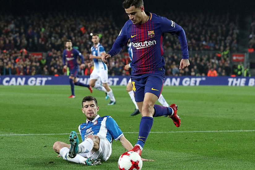 Coutinho skips past an Espanyol defender as the game draws to a close on a successful debut for the player. / Net photo