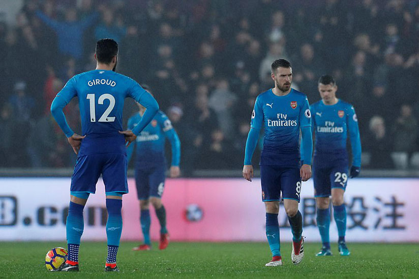 Giroud and Ramsey look dejected after Swansea's third goal minutes before the referee's final whistle. / Net photo