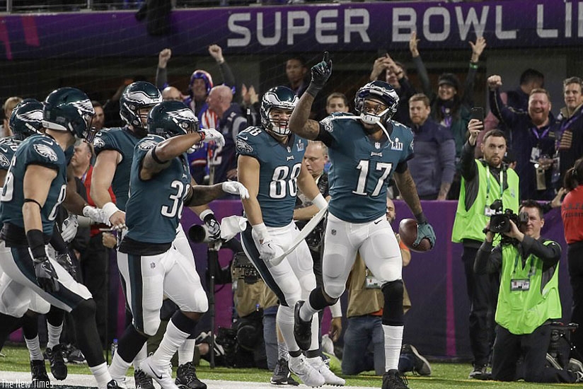 Jeffery is congratulated by his team-mates after catching the first touchdown of Superbowl LII at the US Bank Stadium (Net photo)
