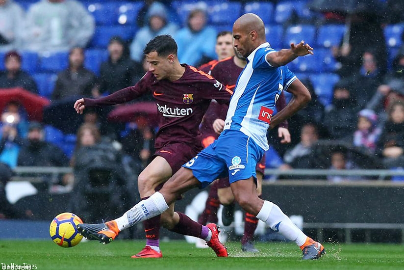 Philippe Coutinho shifts the ball on to his right foot as he tries to work a shooting opportunity under pressure from Naldo. (Net photo)
