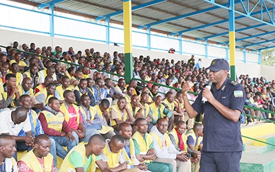 Northern Province Regional Police Commander Eric Mutsinzi addressing motocyclists in Musanze.  Courtesy. 