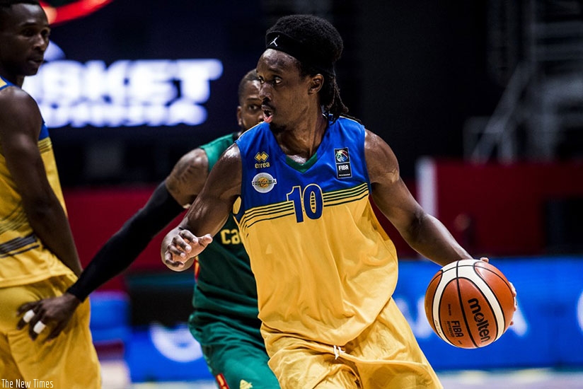 Hamza Ruhezamihigo (R) against Mali in the qualifiers of the 2019 FIBA World Championship in Bamako today. Courtesy
