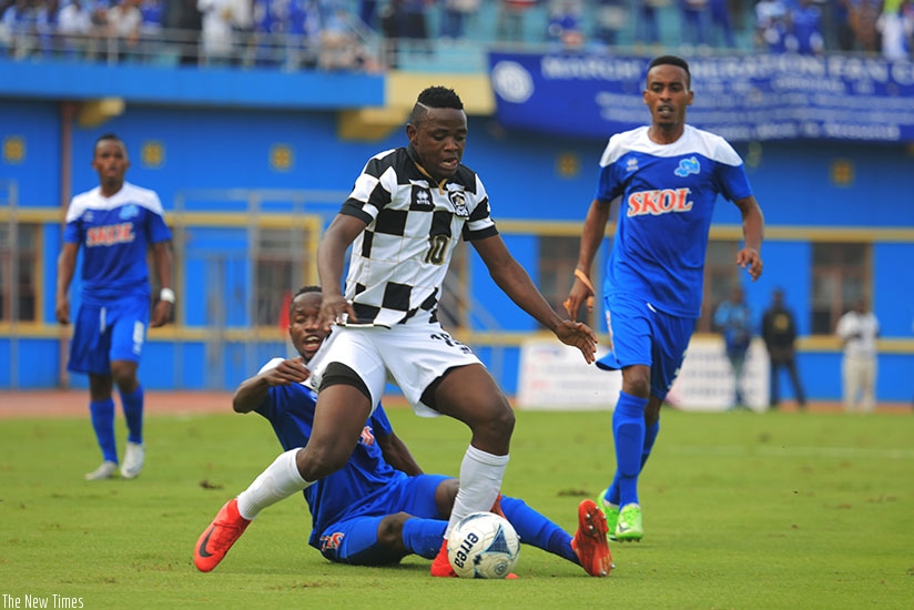 APR FC attacking midfielder Muhadjiri Hakizimana beats Rayon Sports defender Thierry Manzi to the ball at Amahoro stadium yesterday. Sam Ngendahimana.