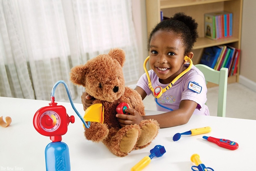 A child plays with toys. Curious children learn faster. / Net photo.