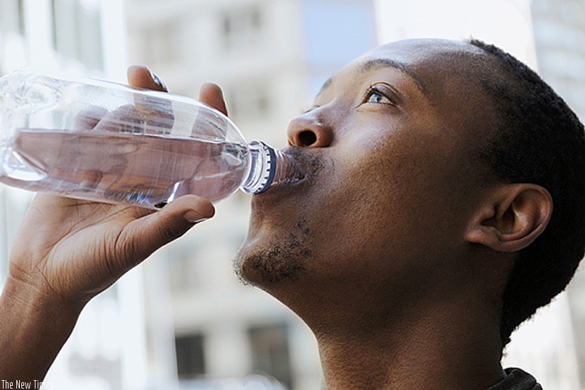 Studies suggest that people should drink one to two litres of water per day. / Net 