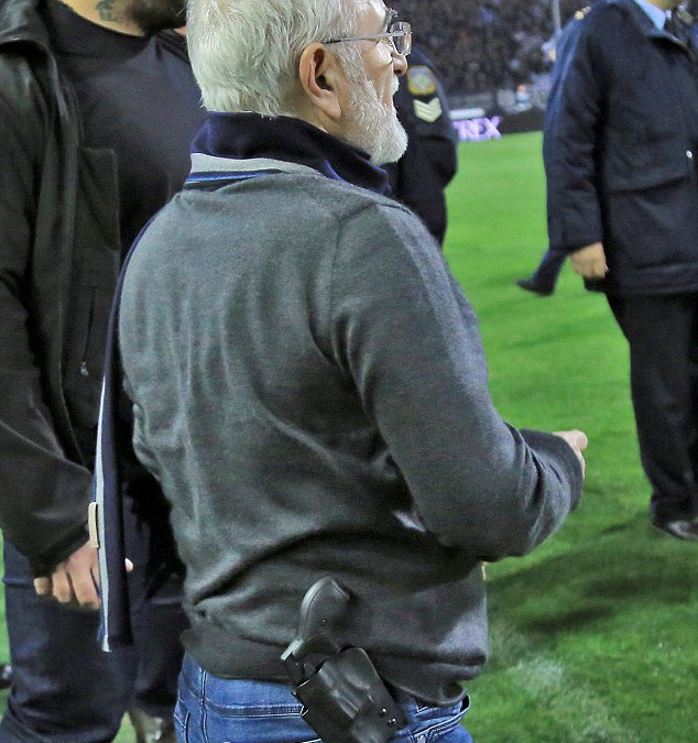 PAOK chairman Ivan Savvidis walked onto the field carrying a gun in a holster on Sunday night. Net photo