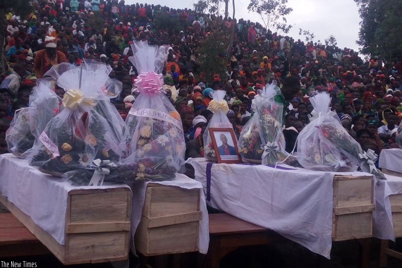 Mourners at the burial of the 16 residents who were struck by lightening in Nyaruguru last week. (File)