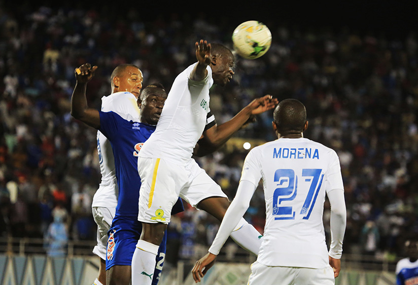 Mamelodi Sundowns skipper Kekana Hlompho in the air vies for the ball  during 0-0 draw at Amahoro National Stadium. / Sam Ngendahimana
