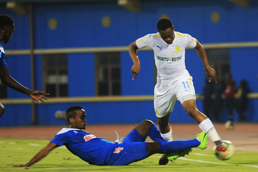 Vilakazi Sibusiso who scored against Rayon Sports in Pretoria escapes a Yannick Mukunzi challenge at Amahoro National Stadium in the first leg. (Sam Ngendahimana)