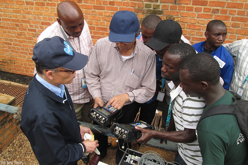 WASAC staff are learning how to use ultrasonic flow meter from JICA experts. 