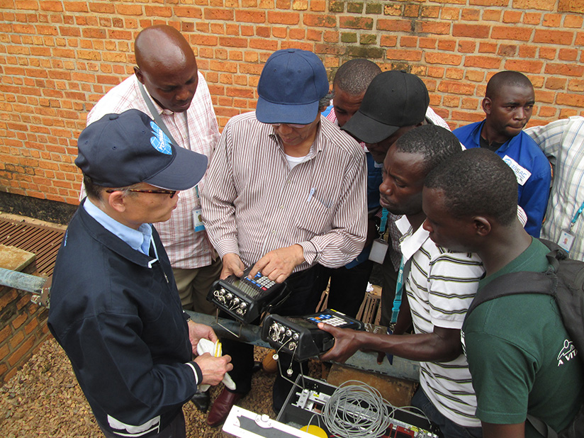 WASAC staff are learning how to use ultrasonic flow meter from JICA experts.