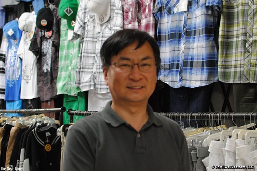 A trader dealing in China-made textile products at a mall in Milwaukee, Wisconsin in the United States. / Net.