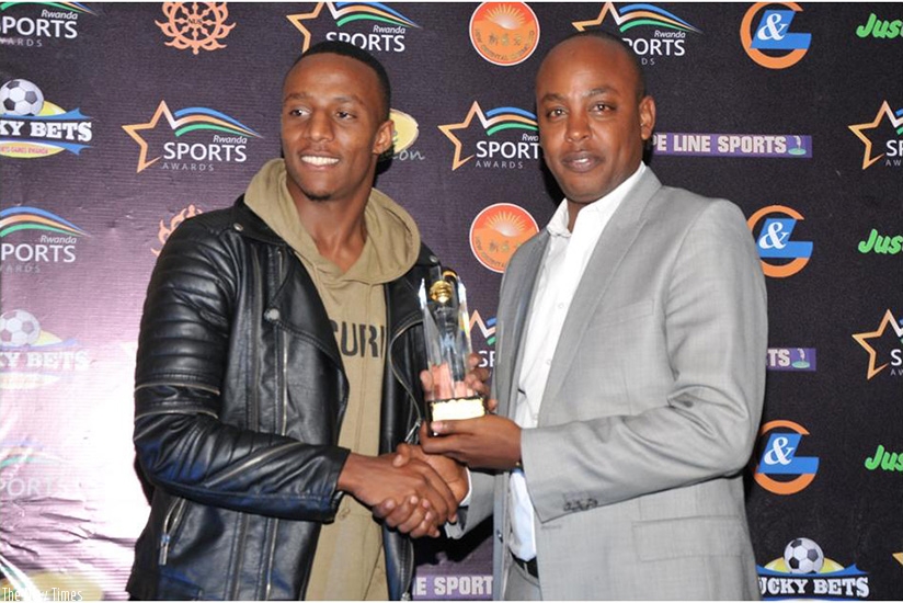 Emery Bayisenge receives an award from Mayor Abdallah Murenzi. Courtesy.