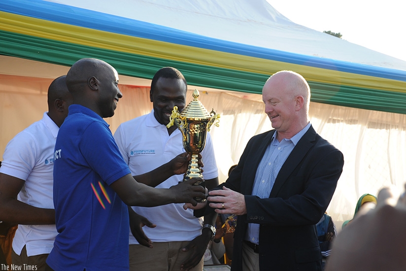 Daniel Gies (right) receives the second best exhibitor award from Ngoma District vice-mayor for economic affairs Jean Marie Vianney Rwiririza. / Jean de Dieu Nsabimana.  