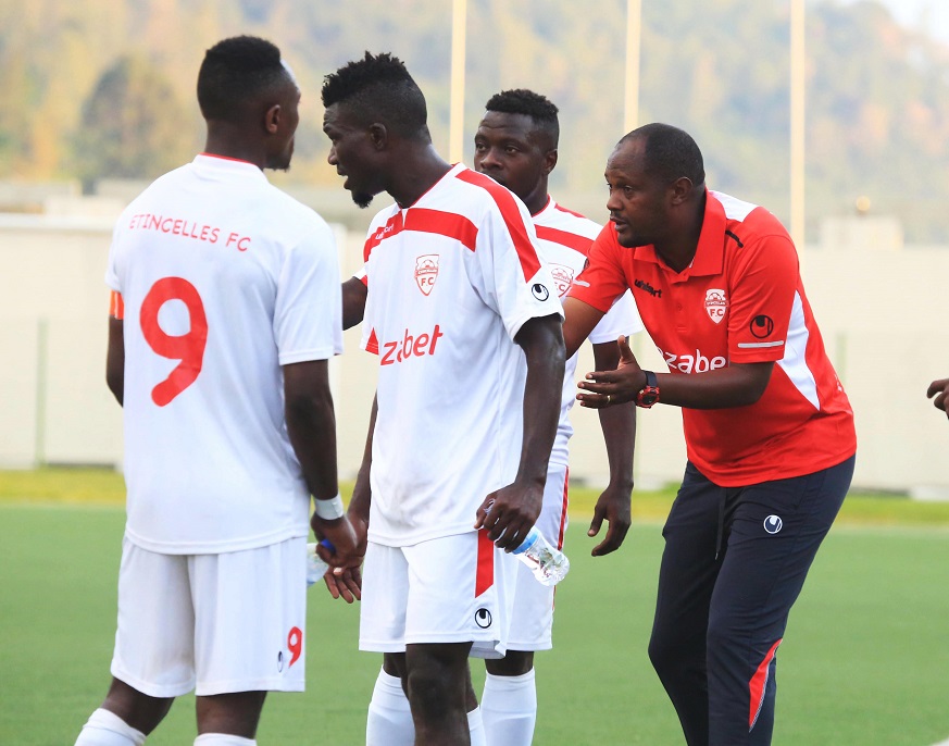 Etincelles FC head coach Emmanuel Ruremesha gives instructions to his players (Sam Ngendahimana)