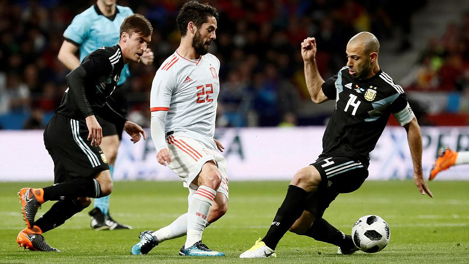 Isco (centre) takes on Argentina captain Javier Mascherano as Spain went 2-0 ahead in the opening 26 minutes of the game. Net photo