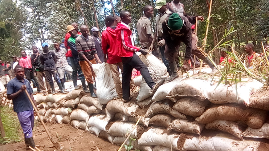 Residents put up temporary barriers against floods. / Michel Nkurunziza. 