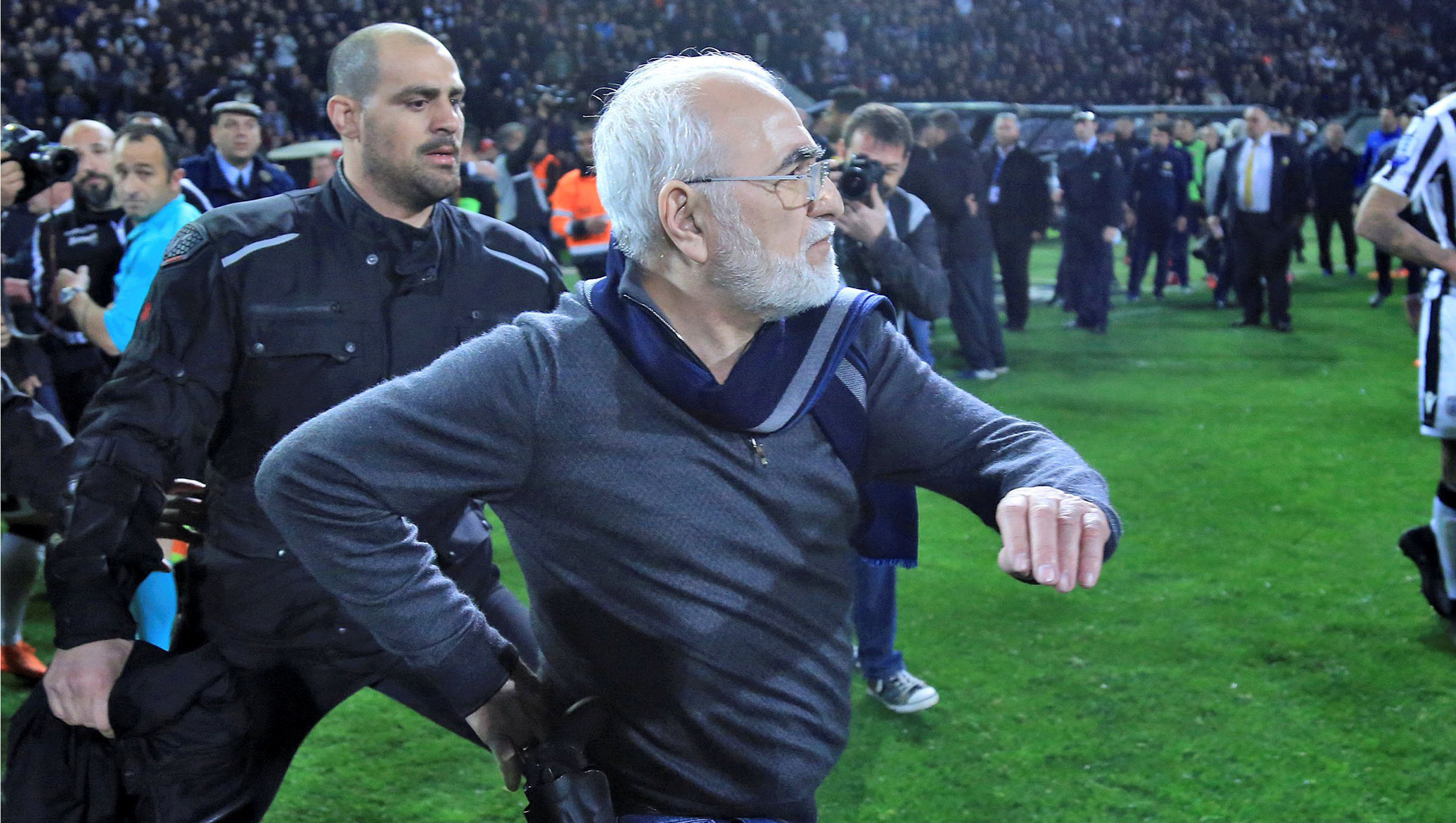 Paok Salonika president Ivan Savvidis invade the pitch with a gun to confront the referee. Net photo