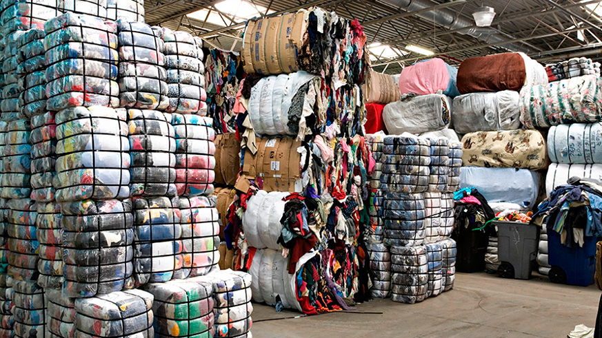 Second-hand clothes in a warehouse. File.