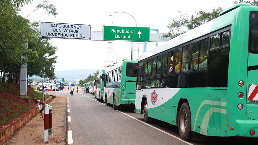From Gashora refugees transit center , Burundian asylum seekers were provided buses to Nemba border (Sam Ngendahimana)