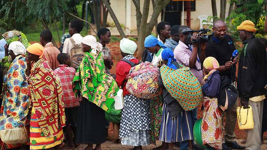 Journalists do the interview with Burundian asylum seekers at the border