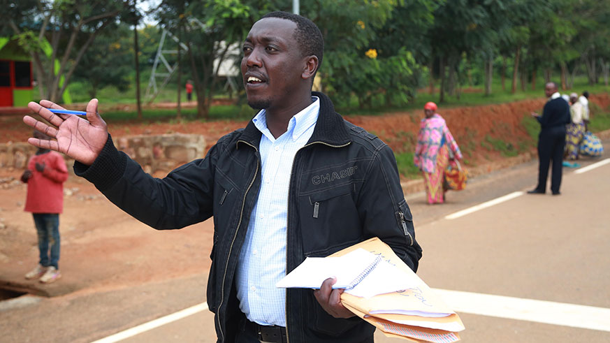 Officials from the Ministry of Disaster Management and Refugee Affairs (MIDIMAR) talks to refugees before crossing the border
