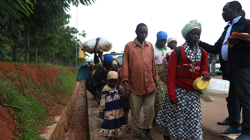 A Rwandan official counting the Burundians at Nemba border before crossing the border in Bugesera District  today (Sam Ngendahimana)