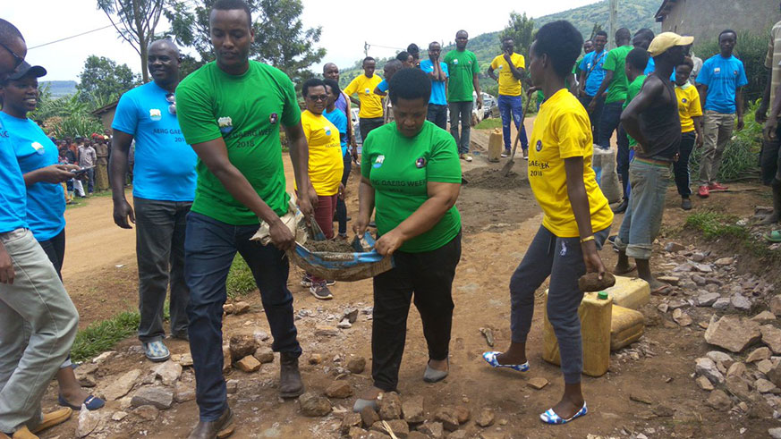 Southern privince governor with AERG in the community work to renovate the houses.Michel Nkurunziza