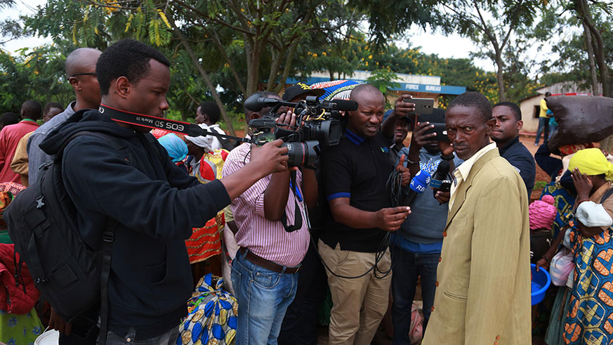 ABurundian asylum seeker speaks to the media at Nemba Border