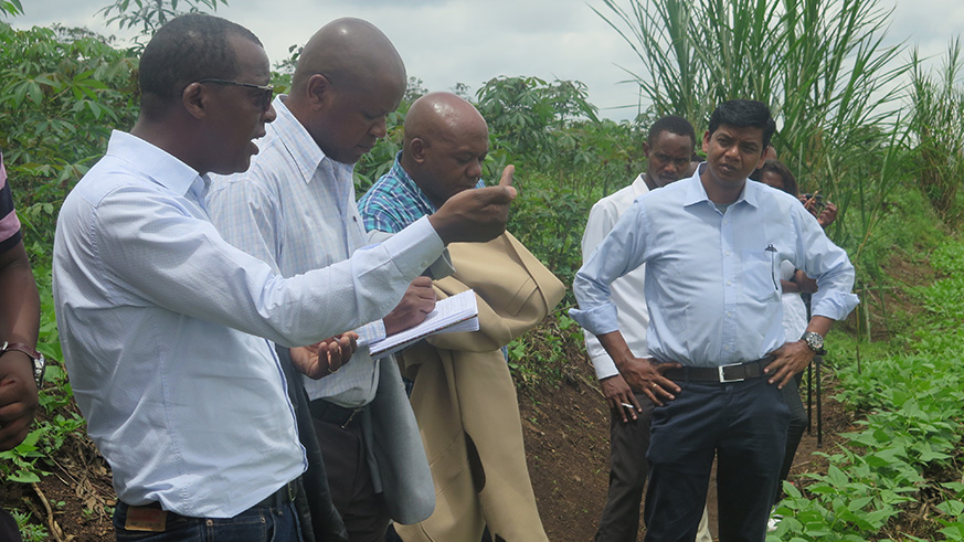 Du00e9siru00e9 Kagabo (left) of CIAT explains to members of the Tanzanian delegation how the climate information boosts farmersu2019 productivity. / Eddie Nsabimana.