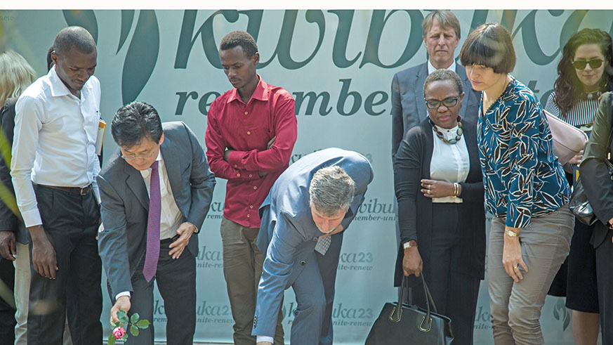 Visitors at Kigali Genocide Memorial lay a wreath in honour of the Genocide victims. / Nadu00e8ge Imbabazi.