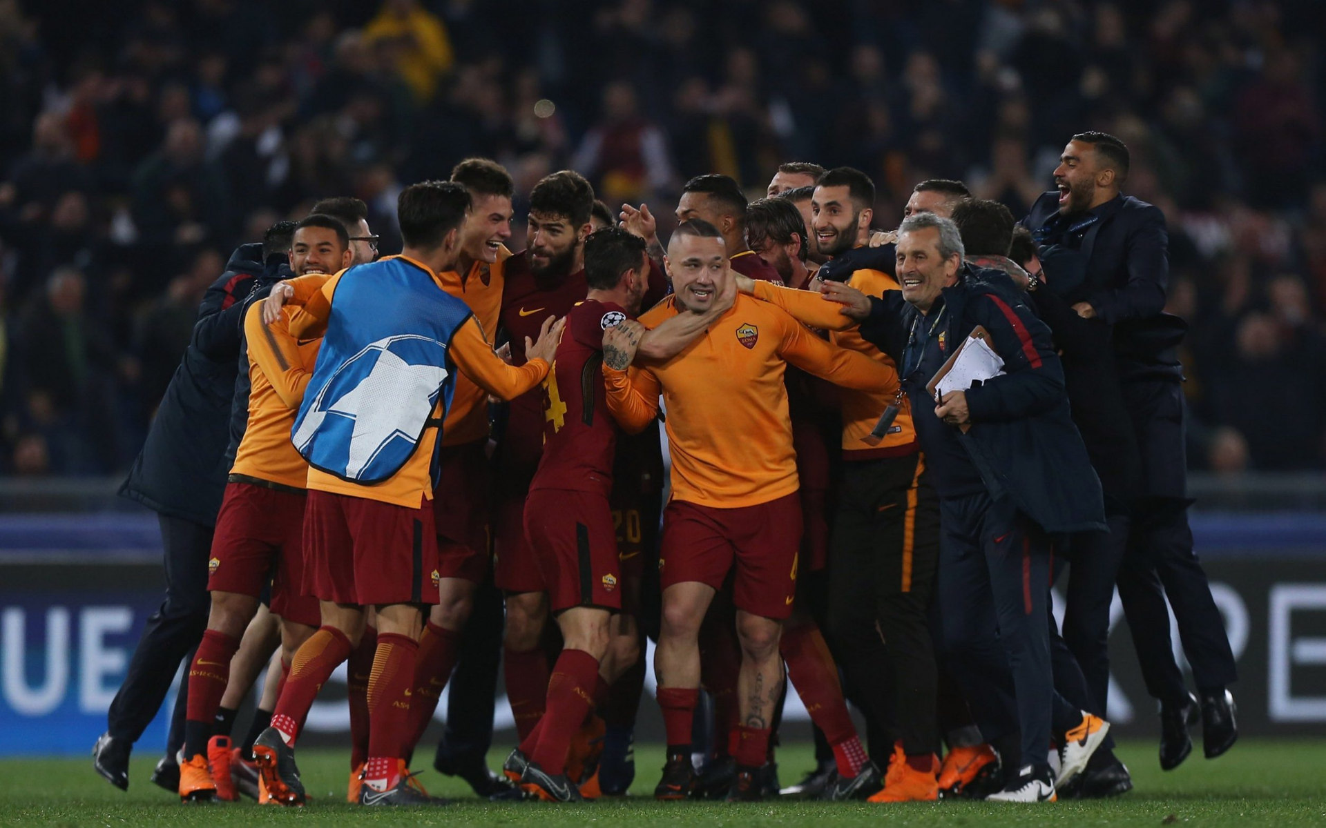 Roma players mob each other after their great win. Net.